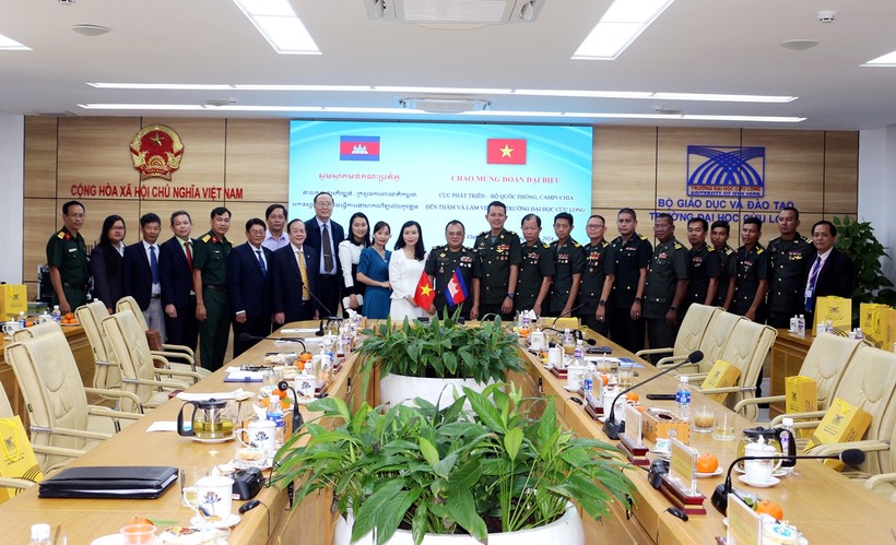Cục Phát triển, Bộ Quốc phòng Vương quốc Campuchia thăm Trường ĐH Cửu Long.
