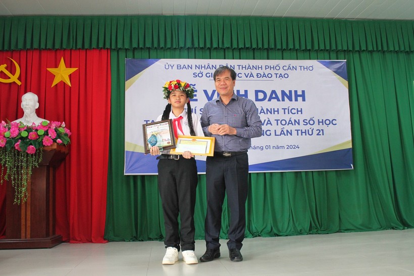 Khen thưởng, vinh danh em Bùi Thảo Tiên, HS Trường THCS Đoàn Thị Điểm (quận Ninh Kiều) đạt Quán quân.