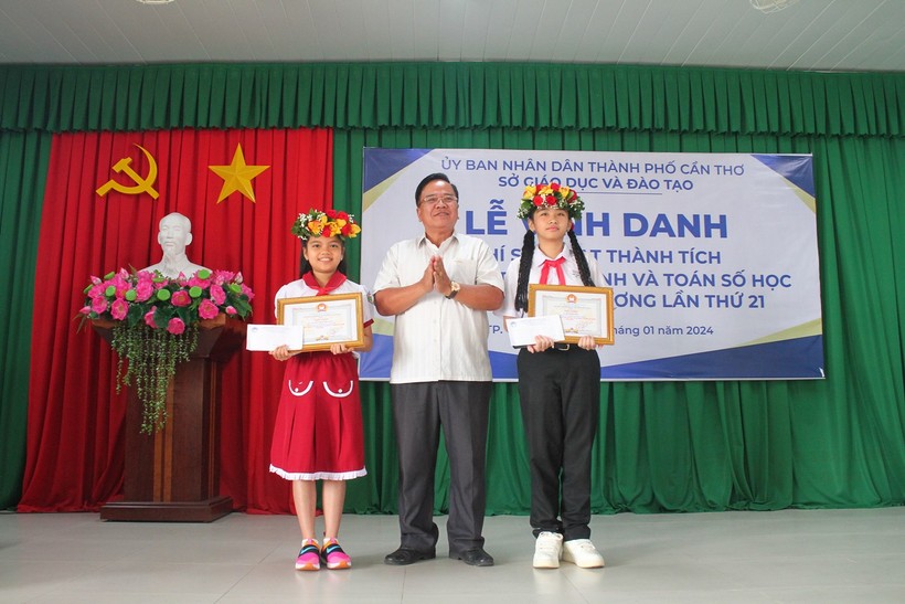 Hội khuyến học TP Cần Thơ vinh danh, khen thưởng các em HS đoạt giải.
