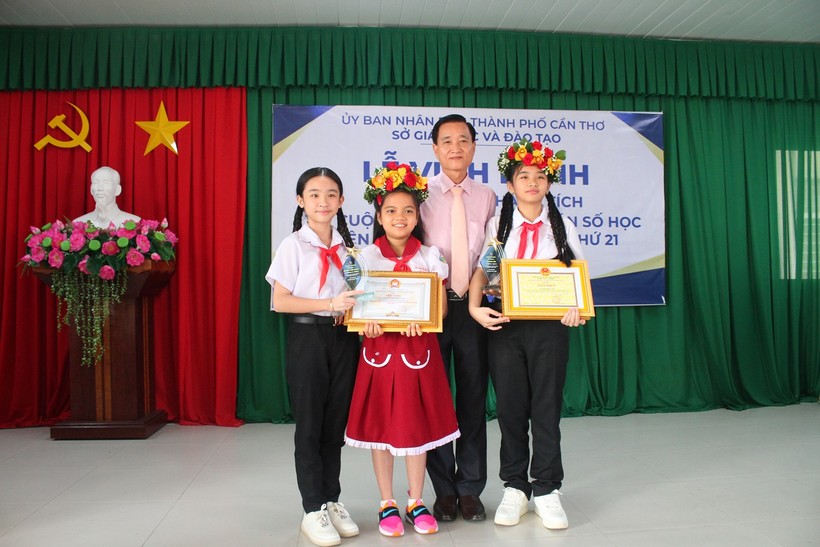 Trung tâm Toán trí tuệ - phổ thông Việt Mỹ vinh danh HS đoạt giải.