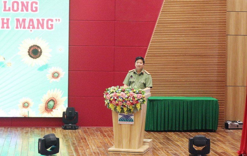 Đại tá Trần Quốc Phục - Phó Giám đốc Công an tỉnh Vĩnh Long phổ biến những kiến thức cơ bản về Luật An ninh mạng.