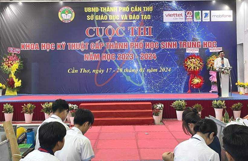 Ông Trần Thanh Bình - Giám đốc Sở GD&ĐT TP Cần Thơ phát biểu tại lễ khai mạc cuộc thi.