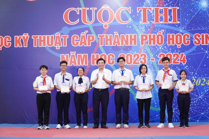 Ông Trần Thanh Bình - Giám đốc Sở GD&ĐT TP Cần Thơ trao giải nhất cho các đội thi.