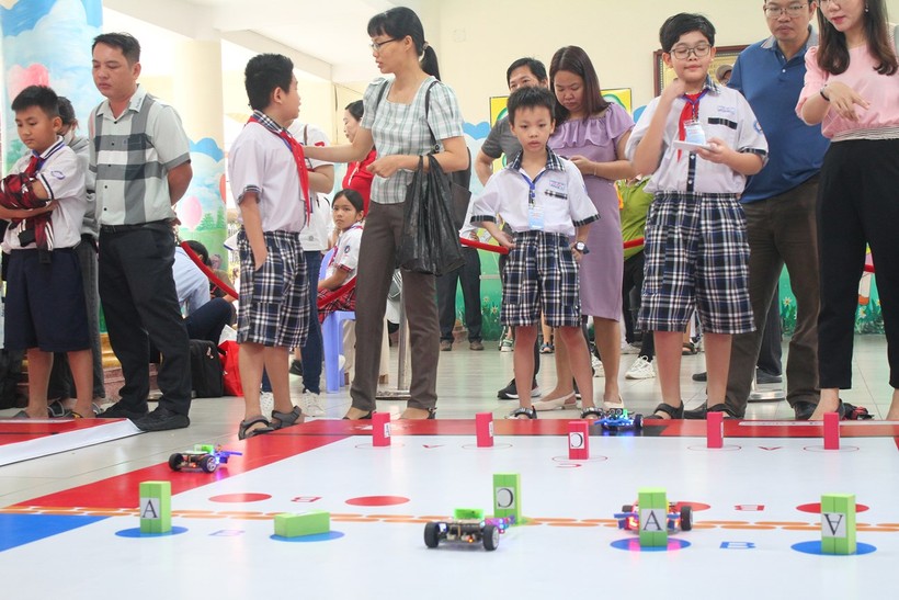 Các em HS Tiểu học tham gia Hội thi Đấu trường robot.