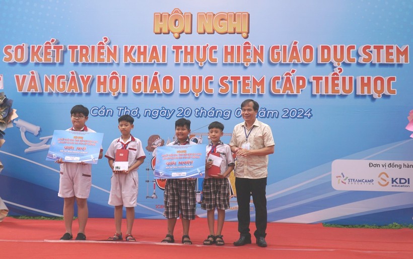Ông Nguyễn Phúc Tăng - Phó Giám đốc Sở GD&ĐT trao giải nhất Hội thi Đấu trường Robot cho các em HS đoạt giải.
