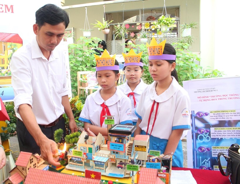 Gian hàng trưng bày sản phẩm STEM của các trường học.