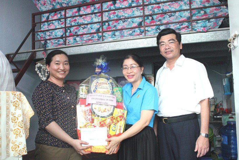 Ông Trần Thanh Bình và bà Lý Hồng Ngọc đến nhà trọ, trao quà cho cô Nguyễn Thị Màu, giáo viên Trường THPT Bình Thủy.