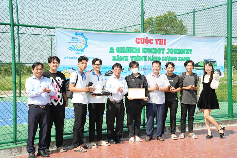 Ban tổ chức trao giải cho các đội thắng cuộc.