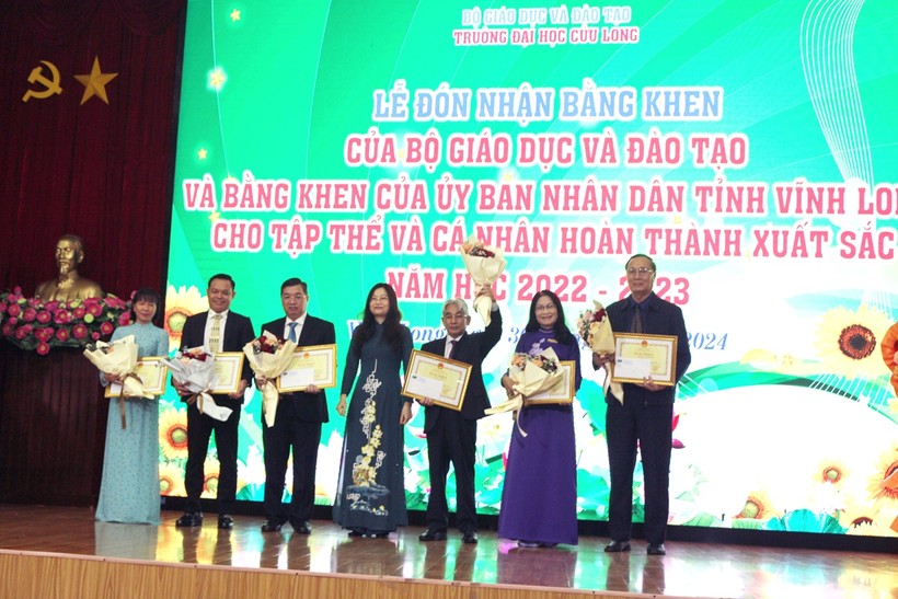 TS Nguyễn Thị Hạnh - Phó Vụ trưởng Vụ Thi đua khen thưởng trao Bằng khen của Bộ GD&ĐT cho cá nhân có thành tích xuất sắc.