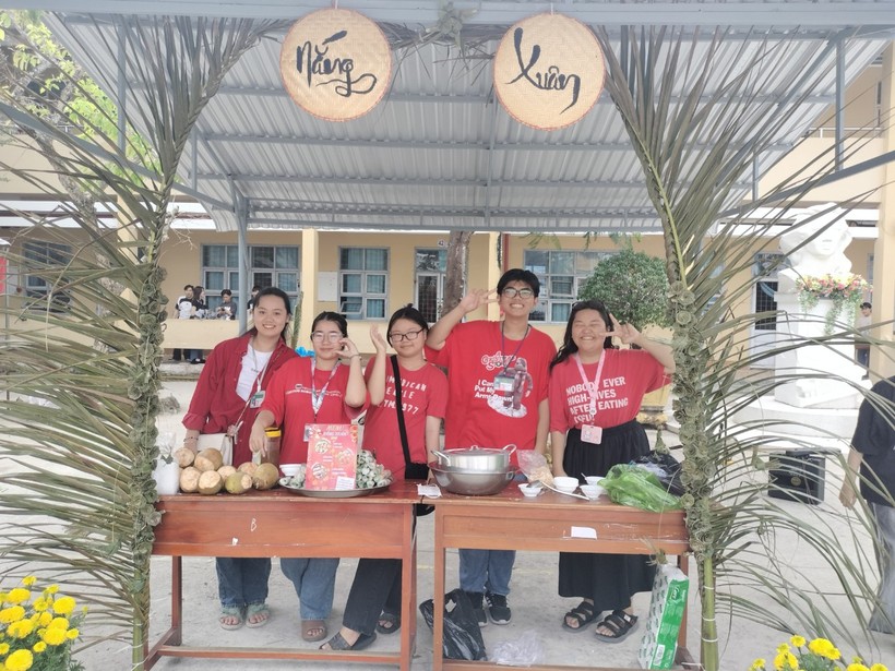 Các em HS Trường THPT Hồ Thị Kỷ hào hứng tham gia chương trình “Du Xuân chợ Tết”.