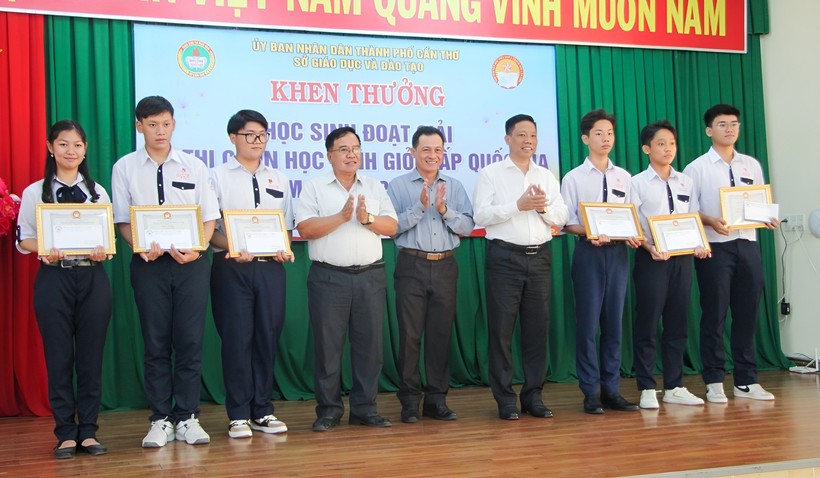 Lãnh đạo UBND TP Cần Thơ và Hội Khuyến học khen thưởng các em HS đoạt giải.