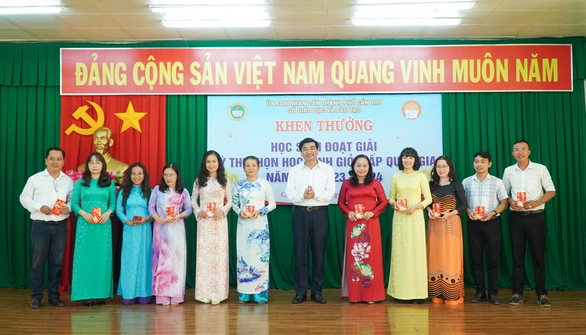 Ông Trần Thanh Bình - Giám đốc Sở GD&ĐT khen thưởng các giáo viên bồi dưỡng HS giỏi.