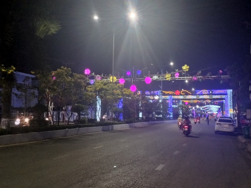Đường Phan Ngọc Hiển tuyến đường Trung tâm TP Cà Mau được trang bị hệ thống chiếu sáng rực rỡ.