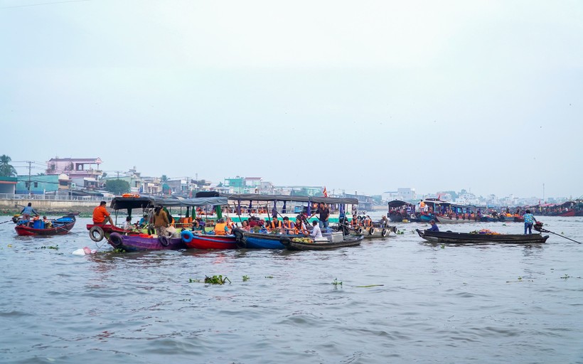 Chợ nổi Cái Răng nhộn nhịp với hàng trăm ghe và thuyền chở hàng, tạo thành một bức tranh sôi động trên sông Cần Thơ.