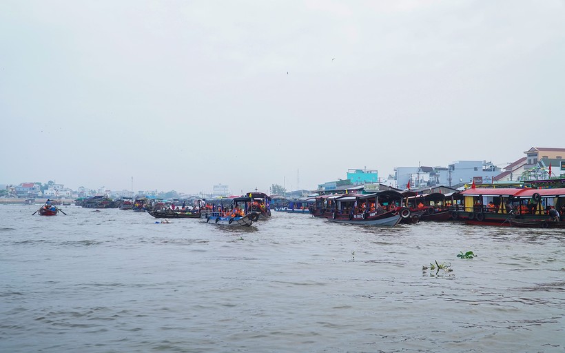 Thuyền, ghe chở hàng đang bày bán các loại đặc sản và hàng hóa truyền thống của miền Tây trên dòng sông, tạo nên cảnh quan độc đáo của chợ nổi Cái Răng.
