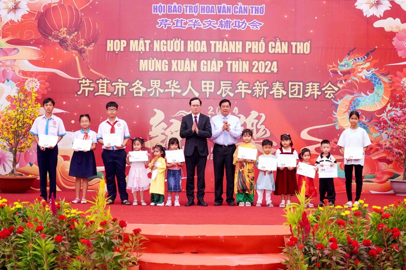 Ông Phạm Văn Hiểu - Phó Bí thư thường trực Thành ủy, Chủ tịch HĐND TP Cần Thơ và ngài Từ Châu - Phó Tổng lãnh sự nước CHND Trung Hoa tại TPHCM trao học bổng cho HS.