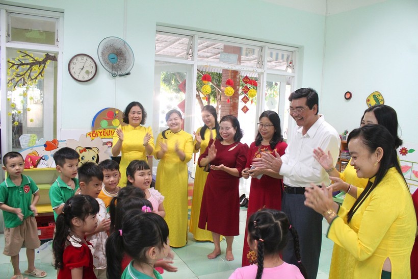 Ông Trần Thanh Bình - Giám đốc Sở GD&ĐT cùng đoàn công tác thăm cô, trò Trường MN Sơn Ca.