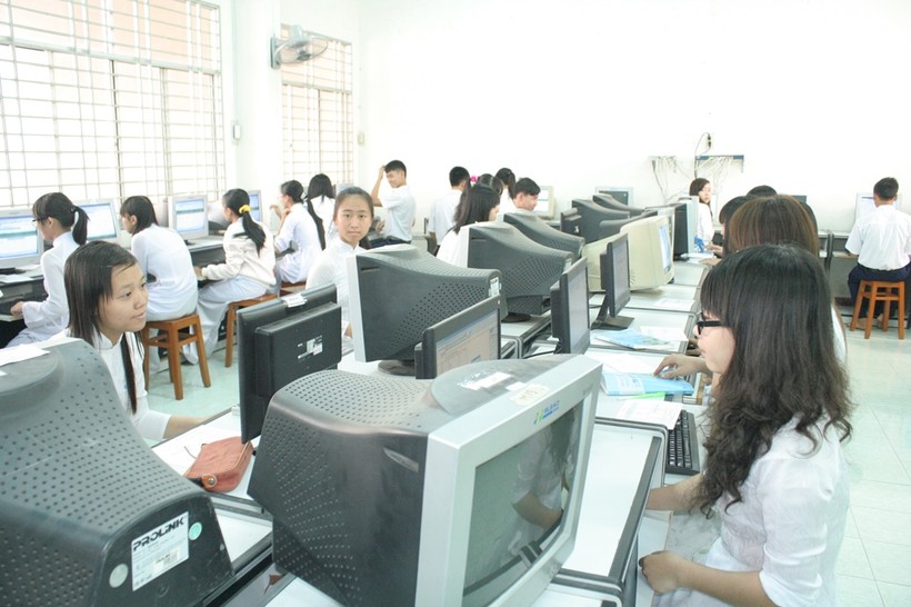 HS Trường THPT chuyên Thoại Ngọc Hầu (An Giang) trong giờ học Tin học.