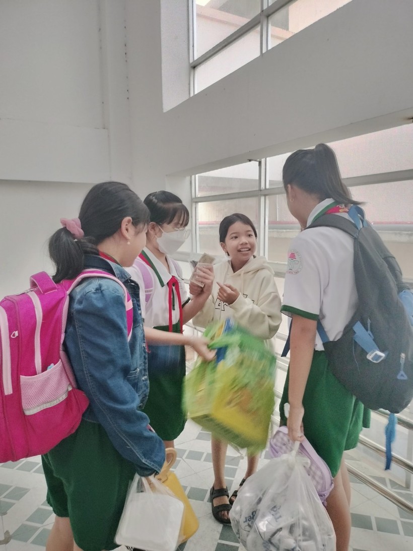Các em học sinh mang theo vỏ lon đến trường để gây quỹ.