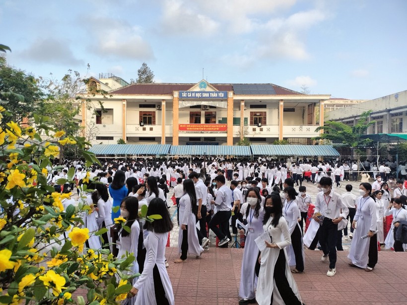Học sinh Trường THPT Cà Mau trở lại trường sau Tết.