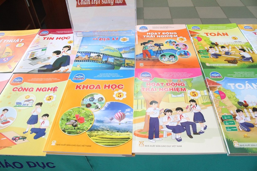 Sách giáo khoa lớp 5 được trưng bày tại hội thảo.