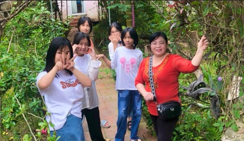 Cô Thanh Thương cùng các em học sinh tham gia hoạt động trải nghiệm.