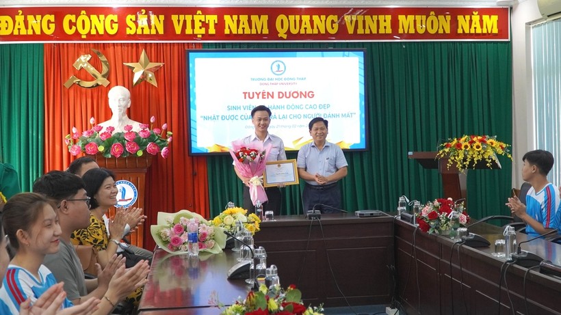 Thạc sĩ Cao Dao Thép - Phó Hiệu trưởng Trường ĐH Đồng Tháp trao giấy khen và tiền thưởng cho sinh viên Nguyễn Minh Toàn.