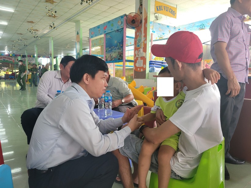 Ông Lê Quang Trí - Giám đốc Sở GD&ĐT tỉnh Tiền Giang thăm hỏi, động viên cháu bé bị đối tượng khống chế.