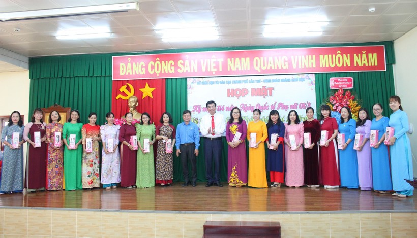 Ông Trần Thanh Bình - Giám đốc Sở GD&ĐT TP Cần Thơ tặng quà chúc mừng nữ cán bộ quản lý.