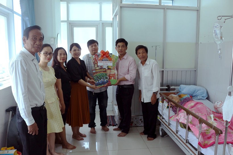 Thăm, tặng quà và trao tiền hỗ trợ cho gia đình Mẹ Đặng Thị Nhung.