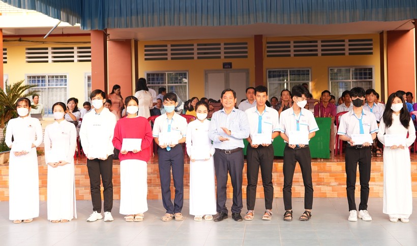 TS Nguyễn Văn Thành - Phó Hiệu trưởng phụ trách Trường ĐH Kiên Giang trao học bổng cho HS Trường THPT Giồng Riềng.