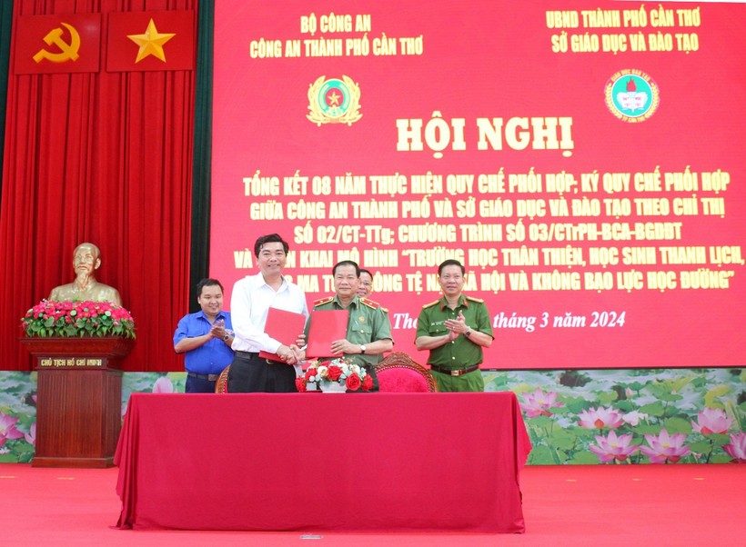 Thiếu tướng Nguyễn Văn Thuận - Giám đốc Công an TP Cần Thơ; ông Trần Thanh Bình - Giám đốc Sở GD&ĐT ký kết Quy chế phối hợp.