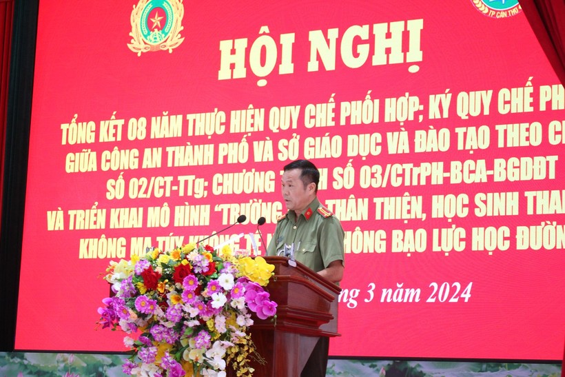 Thượng tá Nguyễn Hoàng Phúc - Trưởng phòng An ninh chính trị nội bộ Công an TP Cần Thơ báo cáo tại hội nghị.