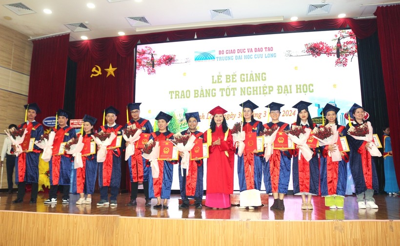 TS Đặng Thị Ngọc Lan - Phó Hiệu trưởng Trường ĐH Cửu Long trao bằng, giấy khen, chúc mừng các cử nhân tốt nghiệp xuất sắc.