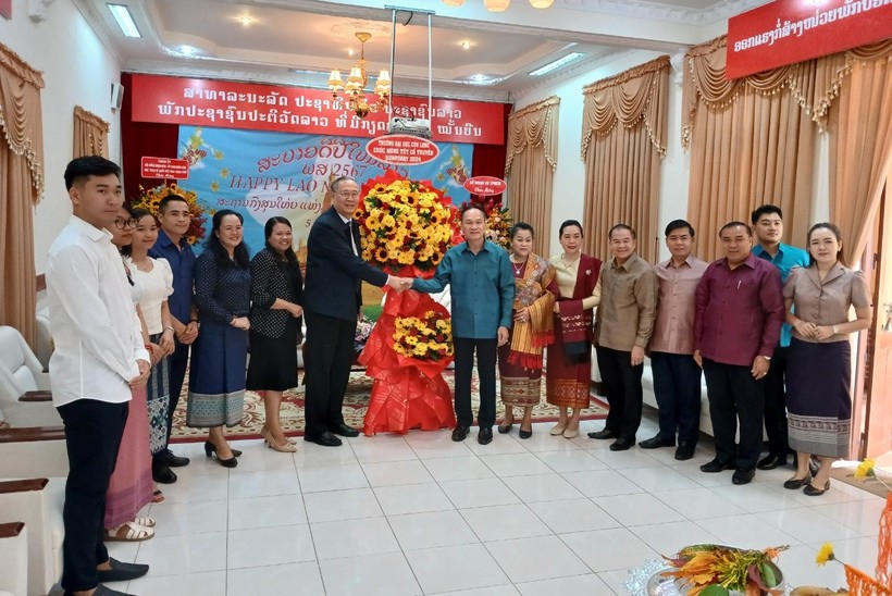 Đoàn công tác Trường ĐH Cửu Long thăm và chúc Tết Tổng lãnh sự quán CHDCND Lào tại TPHCM.