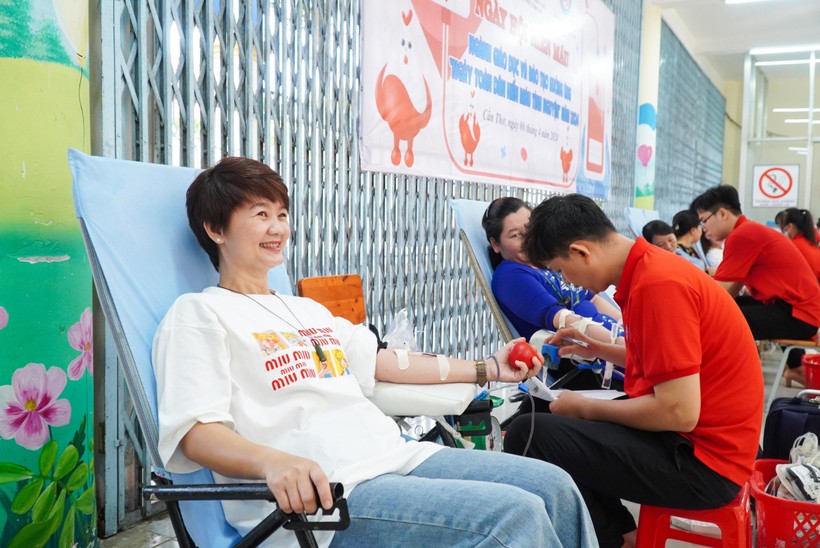 Cán bộ, giáo viên tham gia “Ngày toàn dân hiến máu tình nguyện” ngành GD&ĐT TP Cần Thơ.