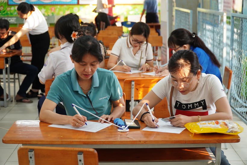 Đông đảo cán bộ, giáo viên ở TP Cần Thơ đăng ký tham gia hiến máu tình nguyện.