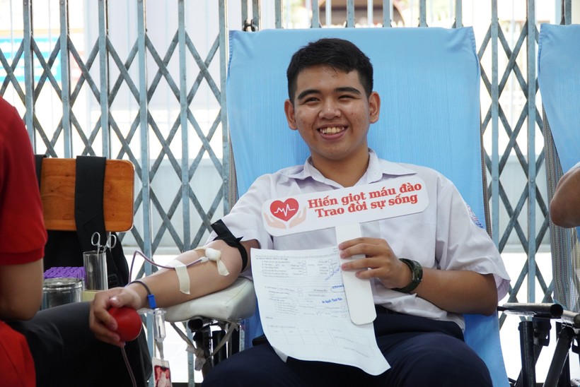 Em Nguyễn Đình Thái, học sinh lớp 12, Trường THPT Bùi Hữu Nghĩa tự tin hiến máu lần đầu.