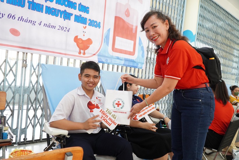 Đại diện Phòng Chính trị tư tưởng (Sở GD&amp;ĐT TP Cần Thơ) tặng quà cho học sinh hiến máu.