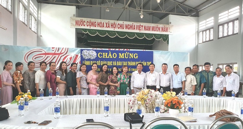 Đoàn công tác của Sở GD&ĐT TP Cần Thơ chúc tết tại Trường Phổ thông DTNT nhân dịp Tết cổ truyền Chôl Chnăm Thmây.