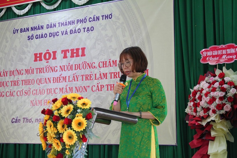 Bà Lê Thị Thùy Dung, Phó Giám đốc Sở GD&amp;ĐT TP Cần Thơ phát biểu tại lễ khai mạc.