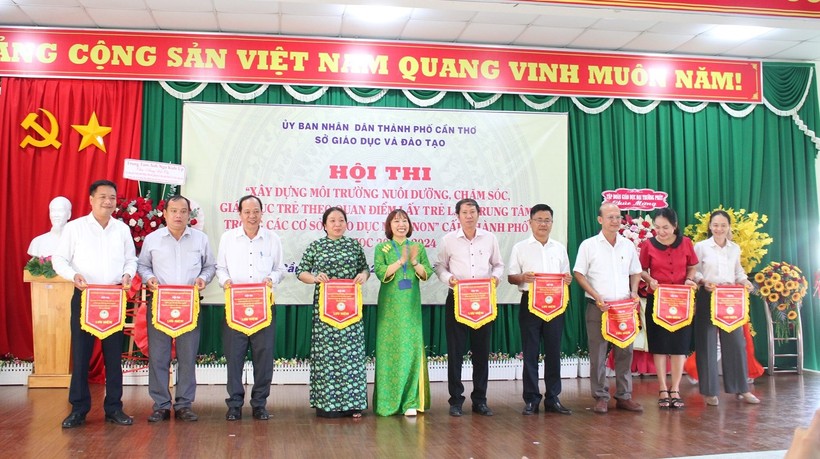 Ban Tổ chức tặng cờ lưu niệm cho các đơn vị tham gia hội thi.