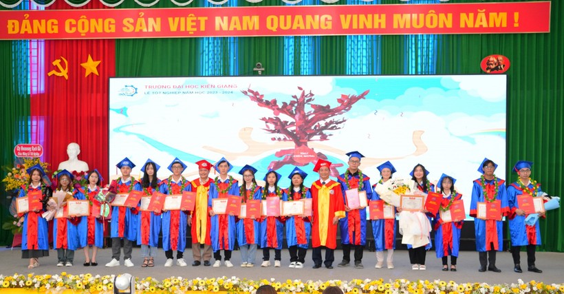Ban Giám hiệu Trường ĐH Kiên Giang trao bằng tốt nghiệp cho tân cử nhân, kỹ sư tốt nghiệp loại xuất sắc, giỏi.