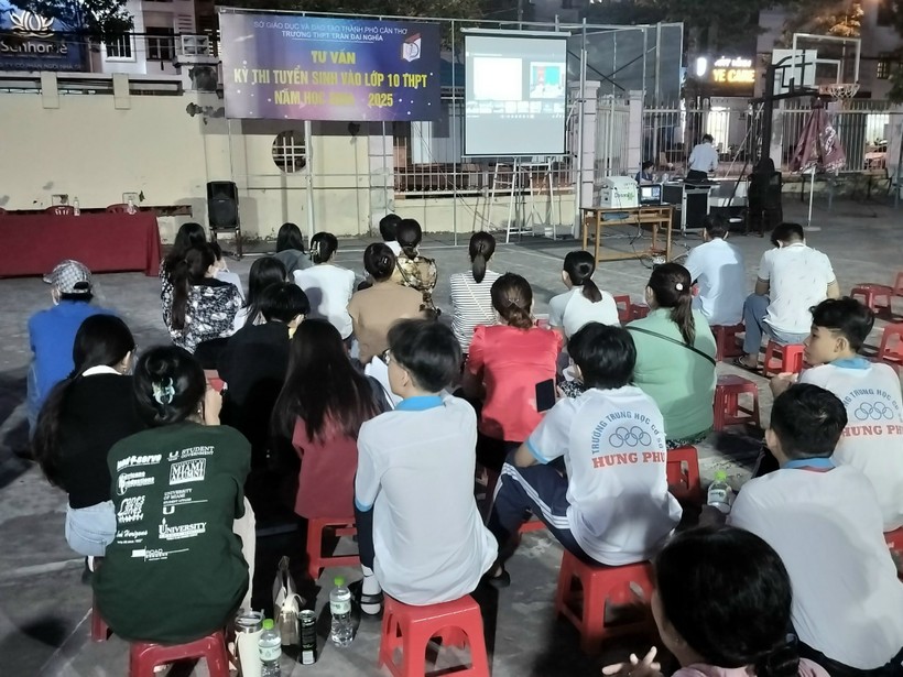 Phụ huynh, HS Trường THCS Hưng Phú, quận Cái Răng (TP Cần Thơ) theo dõi chương trình Tư vấn tuyển sinh.