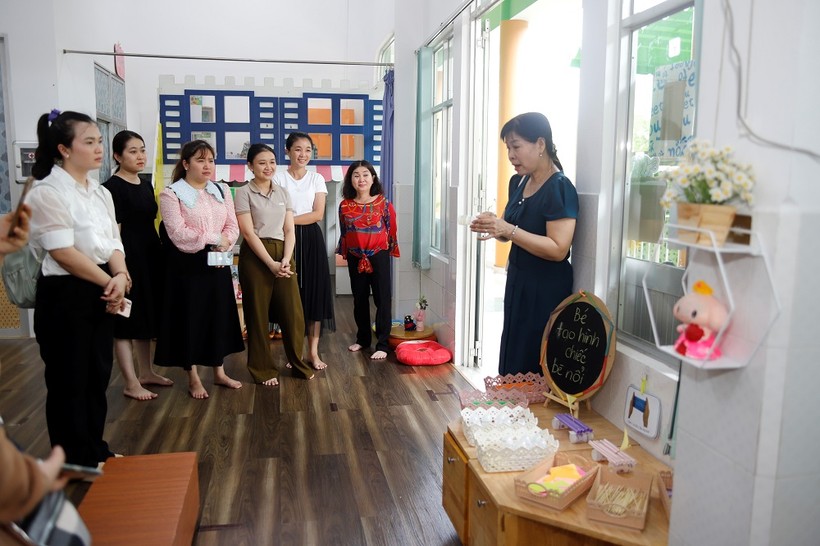 Cô Nguyễn Vĩnh Hảo, chuyên viên Sở GD&ĐT Tiền Giang hướng dẫn giáo viên cách sử dụng vật dụng tái chế.