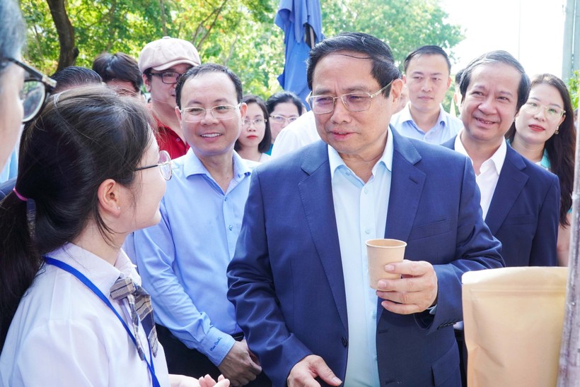 Thủ tướng Phạm Minh Chính thăm các gian trưng bày sản phẩm khởi nghiệp tại Ngày hội.