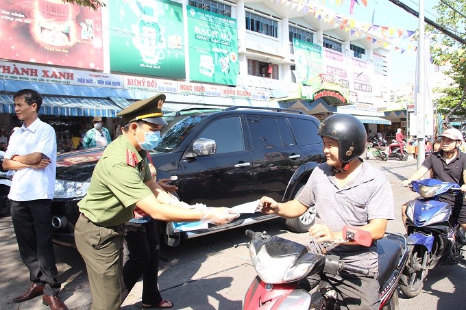 Đà Nẵng: Phát khẩu trang miễn phí, tăng cường sản xuất để cung ứng cho người dân
