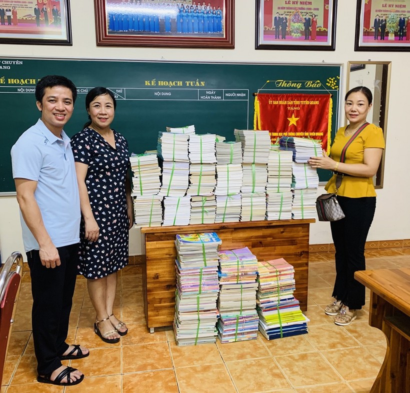 Các thầy, cô trường THPT Chuyên trao sách cho đại diện giáo viên trường THPT Kim Bình
