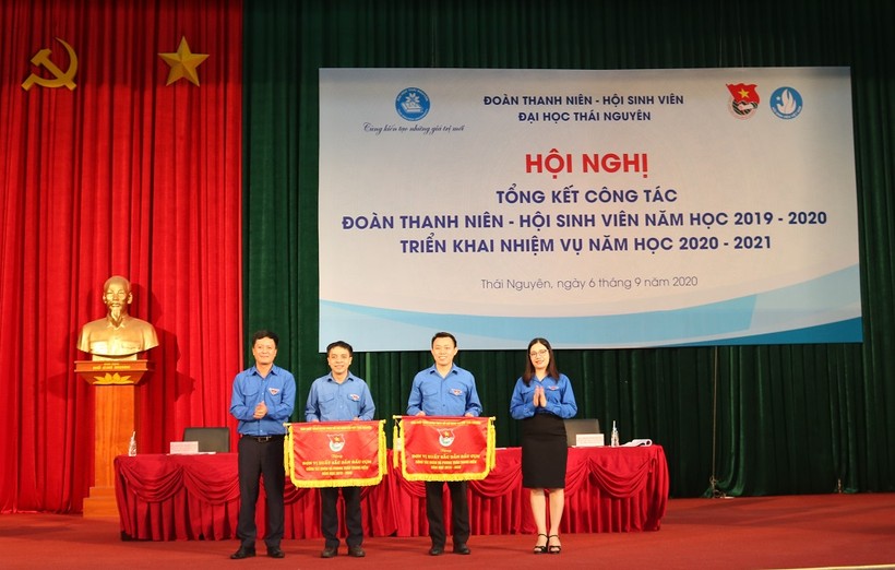 Đồng chí Nguyễn Mỹ Linh, Phó Bí thư Tỉnh đoàn Thái Nguyên và đồng chí Nguyễn Đình Yên, Bí thư Đoàn ĐH Thái Nguyên tặng cờ thi đua cho các đơn vị có thành tích xuất sắc năm học 2019 - 2020.