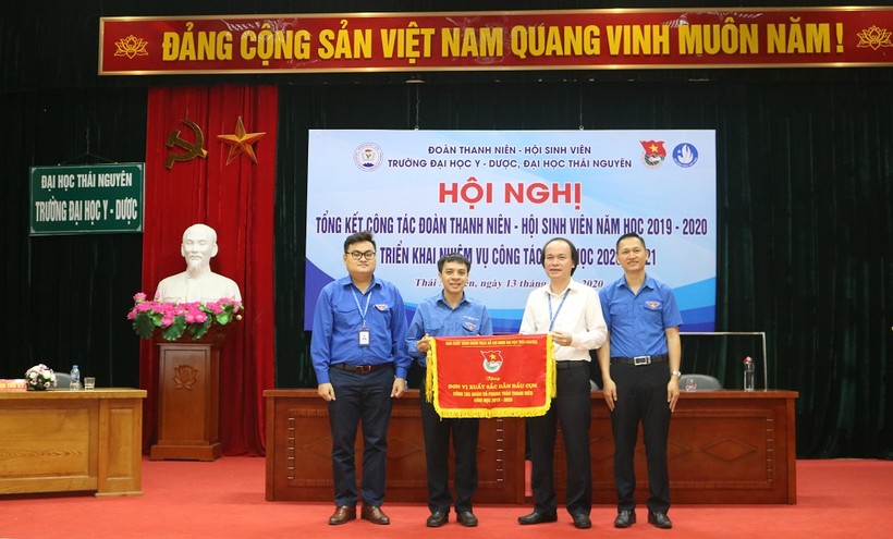 PGS.TS Nguyễn Tiến Dũng, Hiệu trưởng nhà trường trao Cờ thi đua đơn vị xuất sắc dẫn đầu cụm của Đoàn ĐH Thái Nguyên cho Đoàn trường.
